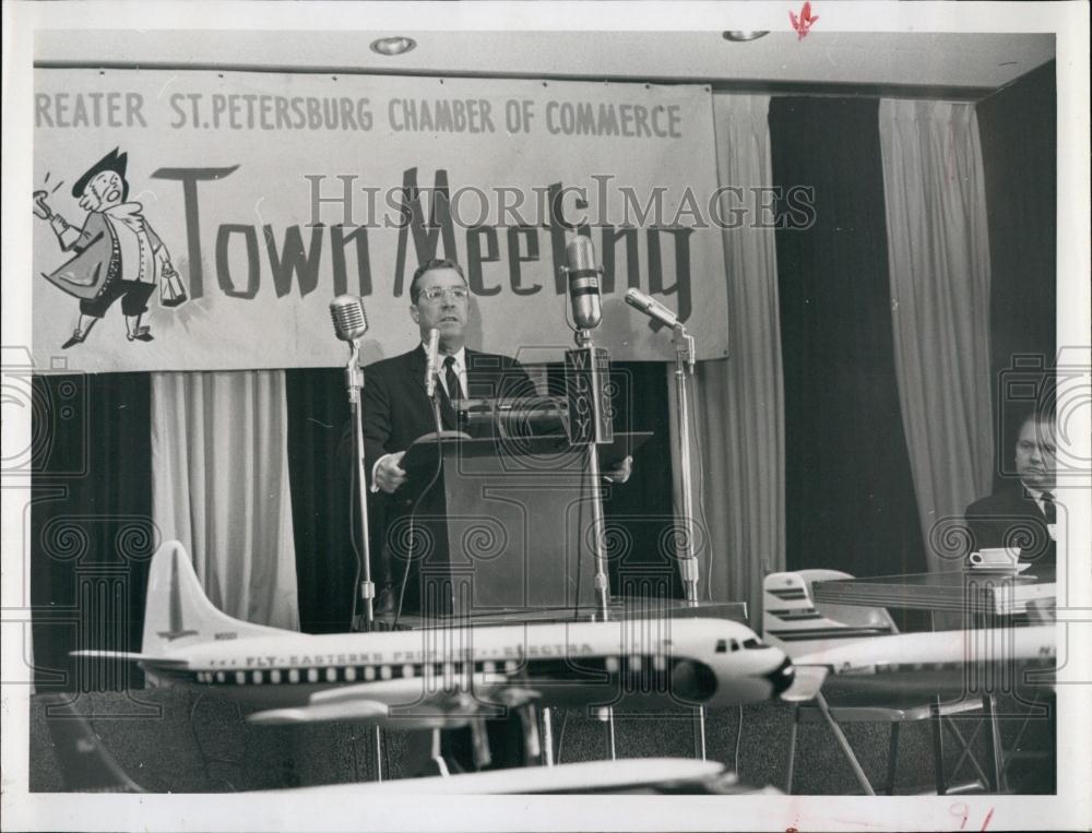 1960 Press Photo Lt Gen Elwood R Quesada of the FAA at a conference