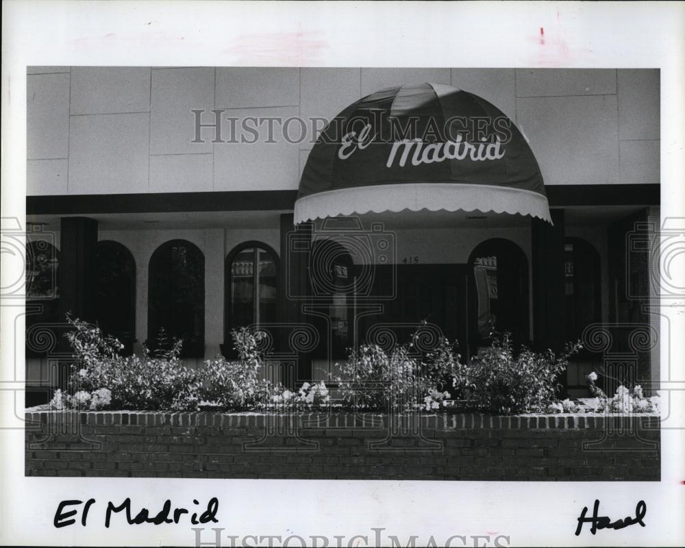 1985 Press Photo Waiter Jose Fernandez, El Madrid Restaurant - RSL99813 - Historic Images