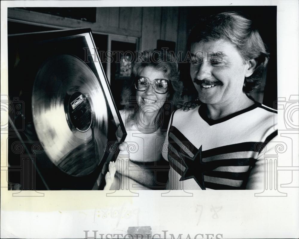 1978 Press Photo Nancy Josie &amp; husban Lou, his award for songwriting - RSL67991 - Historic Images