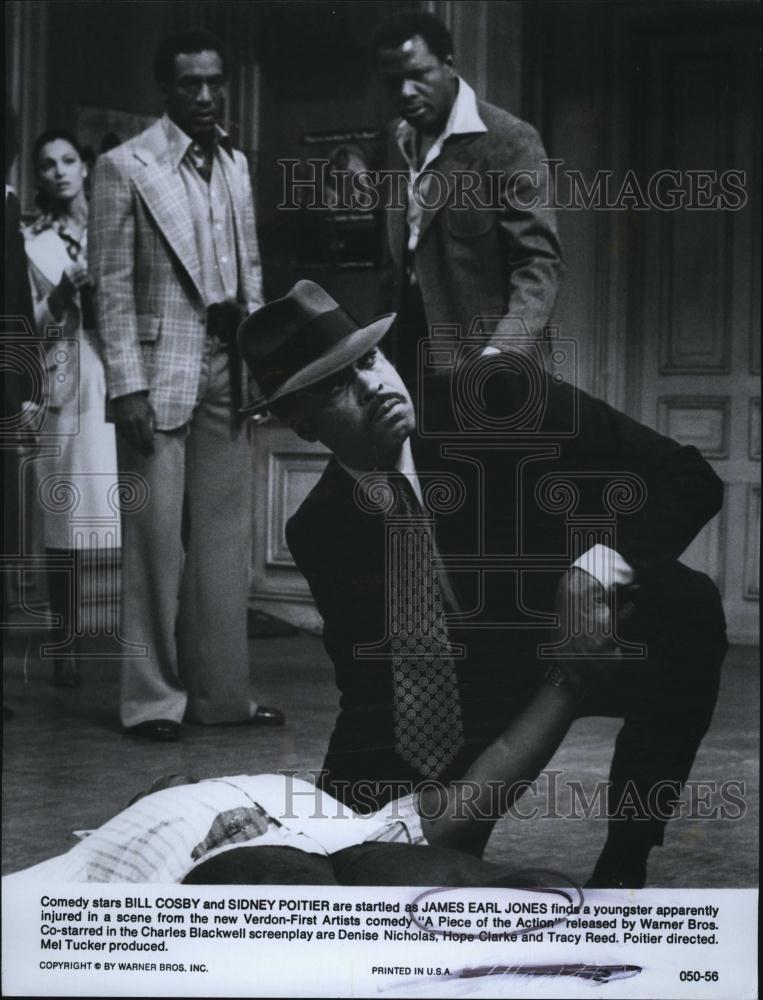 1977 Press Photo Actor James Earl Jones & Bill Cosby In "A Piece Of Action" - Historic Images