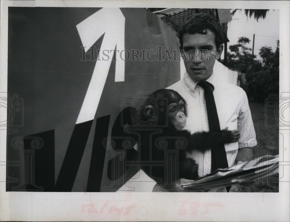 1968 Press Photo A VISTA volunteer and a monkey - RSL96115 - Historic Images