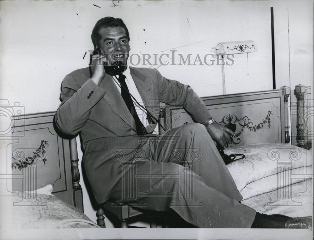 1947 Press Photo Victor Mature stars in "The Robe" - RSL88857 - Historic Images