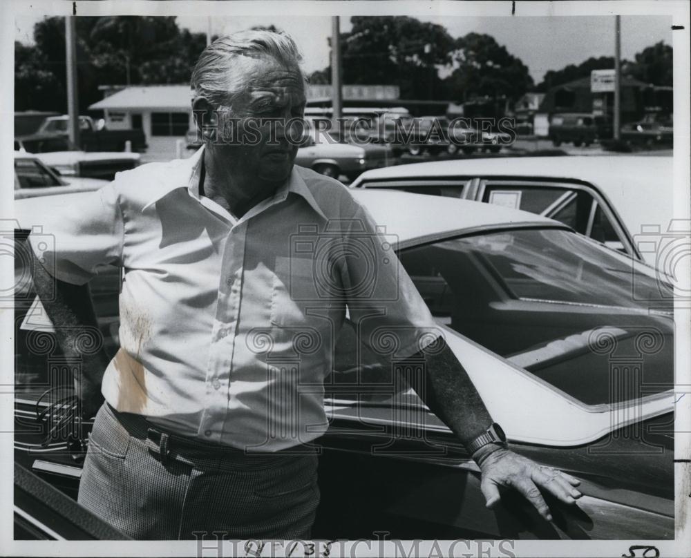 1977 Press Photo Howard Owens Owner of Owens Motors business Autos - RSL97779 - Historic Images