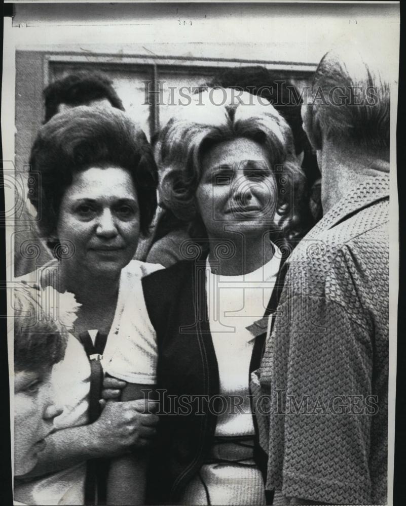 1971 Press Photo Loretta LaRosa weeps for her brother Joseph A Colombo, Sr - Historic Images