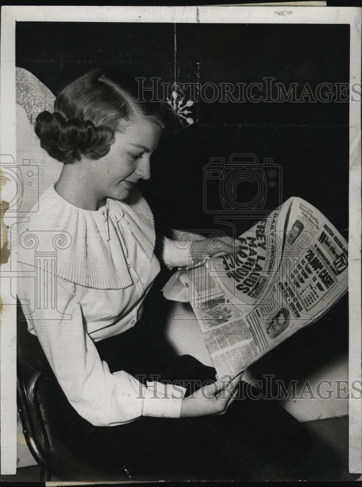 1955 Press Photo Dorothy Collins of &quot;Hit Parade&quot; looks at TV contest promo - Historic Images