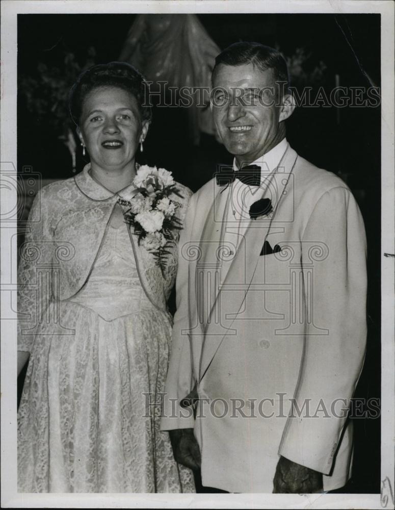 1952 Press Photo Mr &amp; Mrs Lester R Robertson - RSL92553 - Historic Images