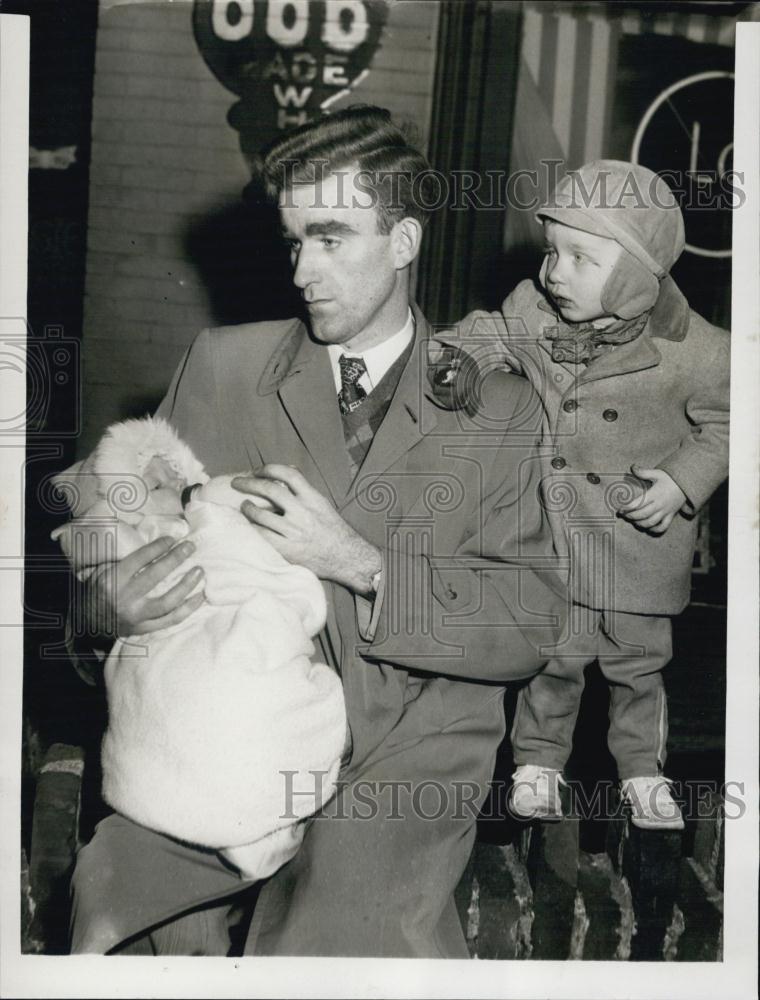 1952 Press Photo Terrence Coyle arrived at Municipal court where his wife was - Historic Images