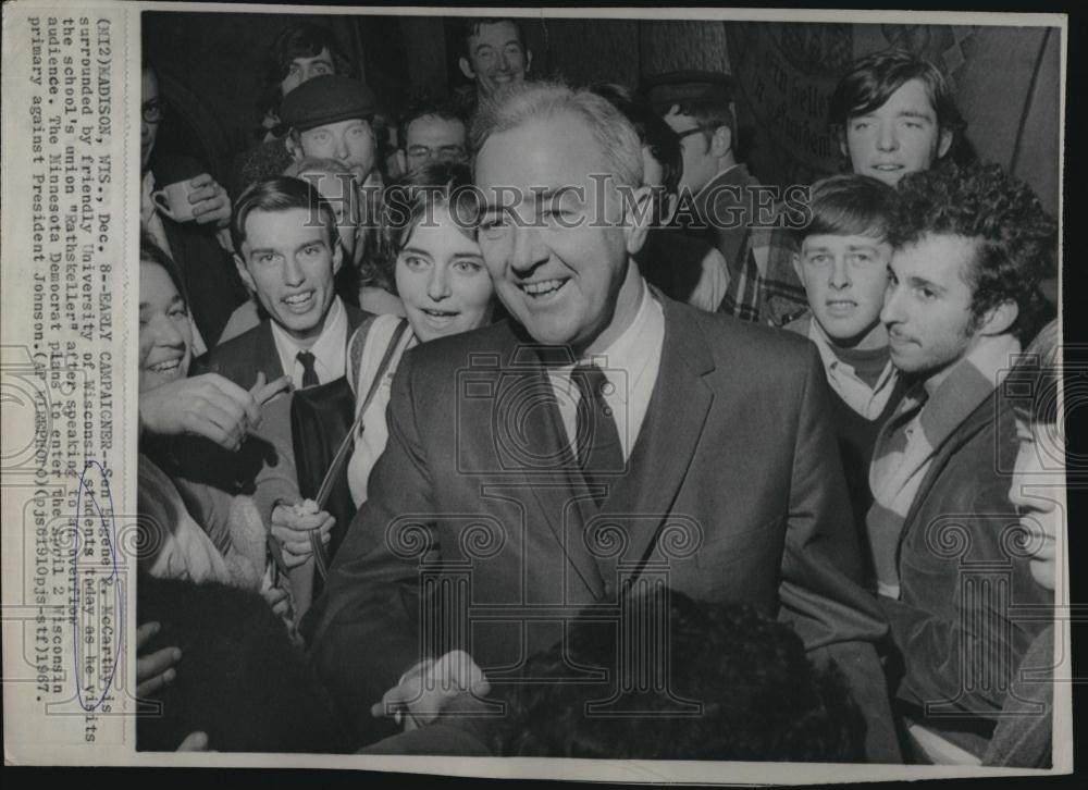 1967 Press Photo SenEugene McCarthy at Wisconsin University during campaign - Historic Images