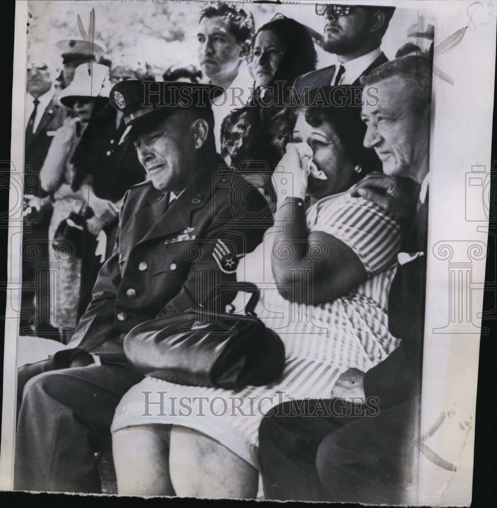 1964 Press Photo SgtWayne Traxler With Wife &amp; Seven Children At Memorial - Historic Images