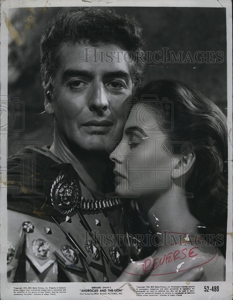 1953 Press Photo Actor Victor Mature &amp; Jean Semmons - RSL80965 - Historic Images