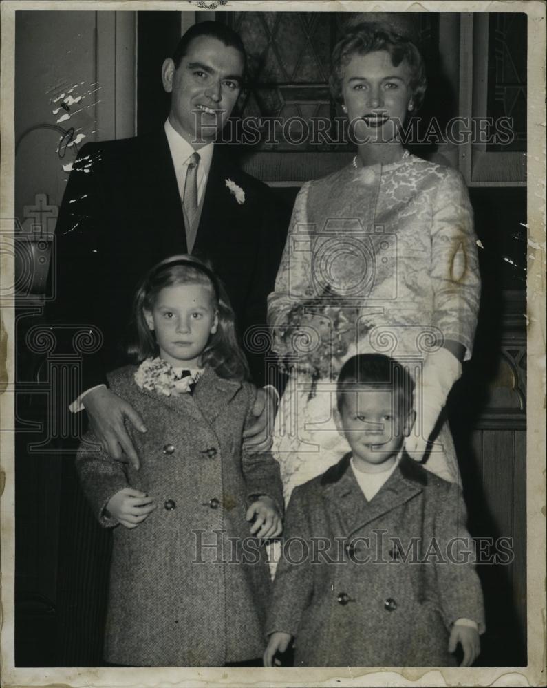 1961 Press Photo Mr and Mrs Peter Welch at their wedding with children - Historic Images