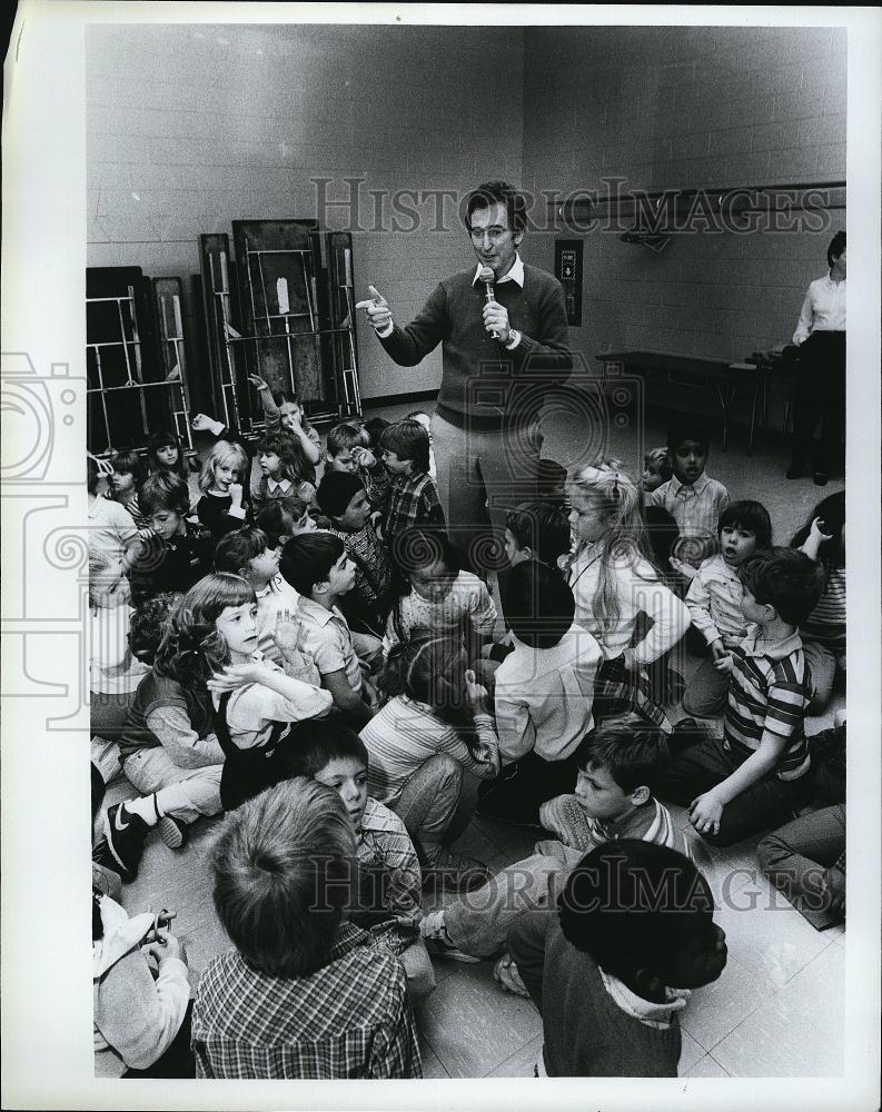 1984 Press Photo Singer Bob Grath of Sesame Stentertain students of Brookton - Historic Images