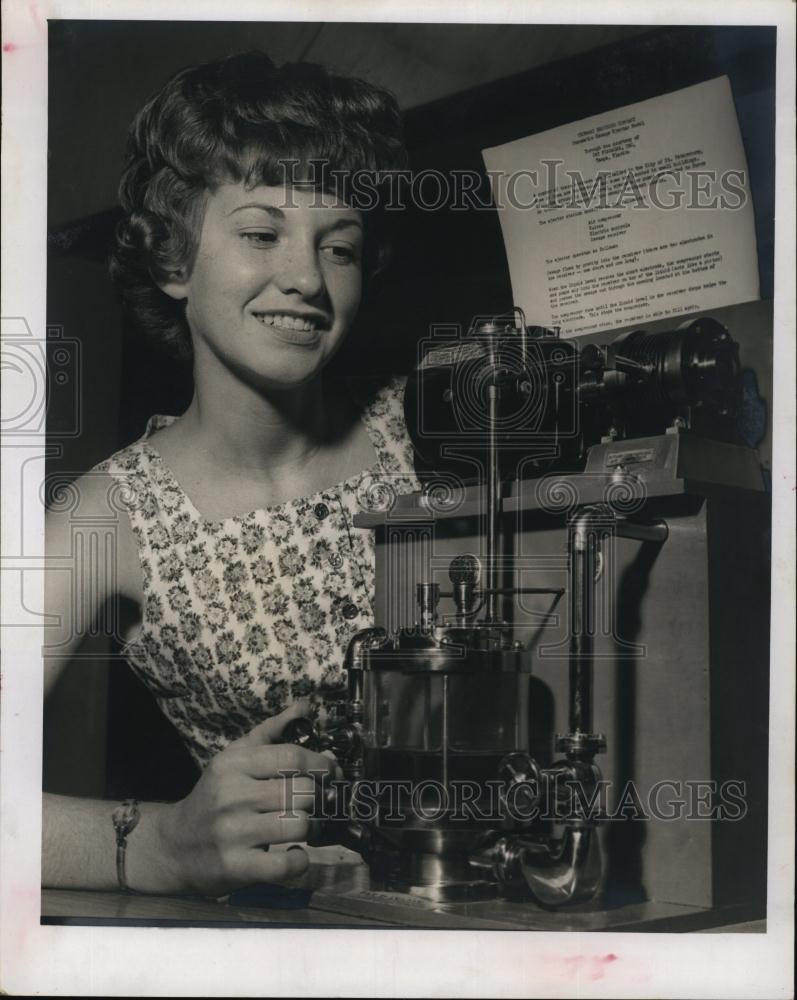 1963 Press Photo La Rayne Kerlin Public Service Secretary Pueumatic Sewage Eject - Historic Images