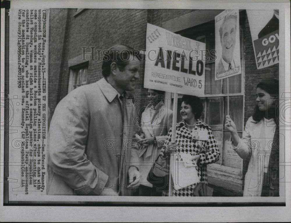 1970 Press Photo SenEdward Kennedy chat with campaign workers at Boston Polling - Historic Images