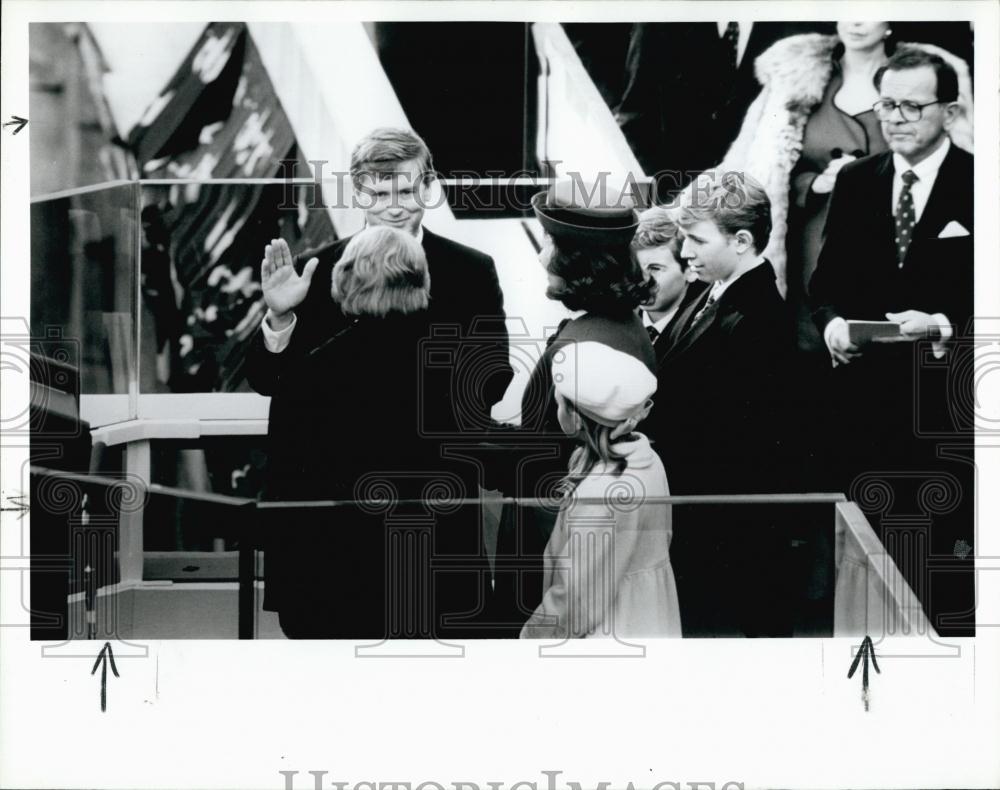 1985 Press Photo Dan Quayle Sworn in as Vie President by Sandra Day O&#39;Conner - Historic Images