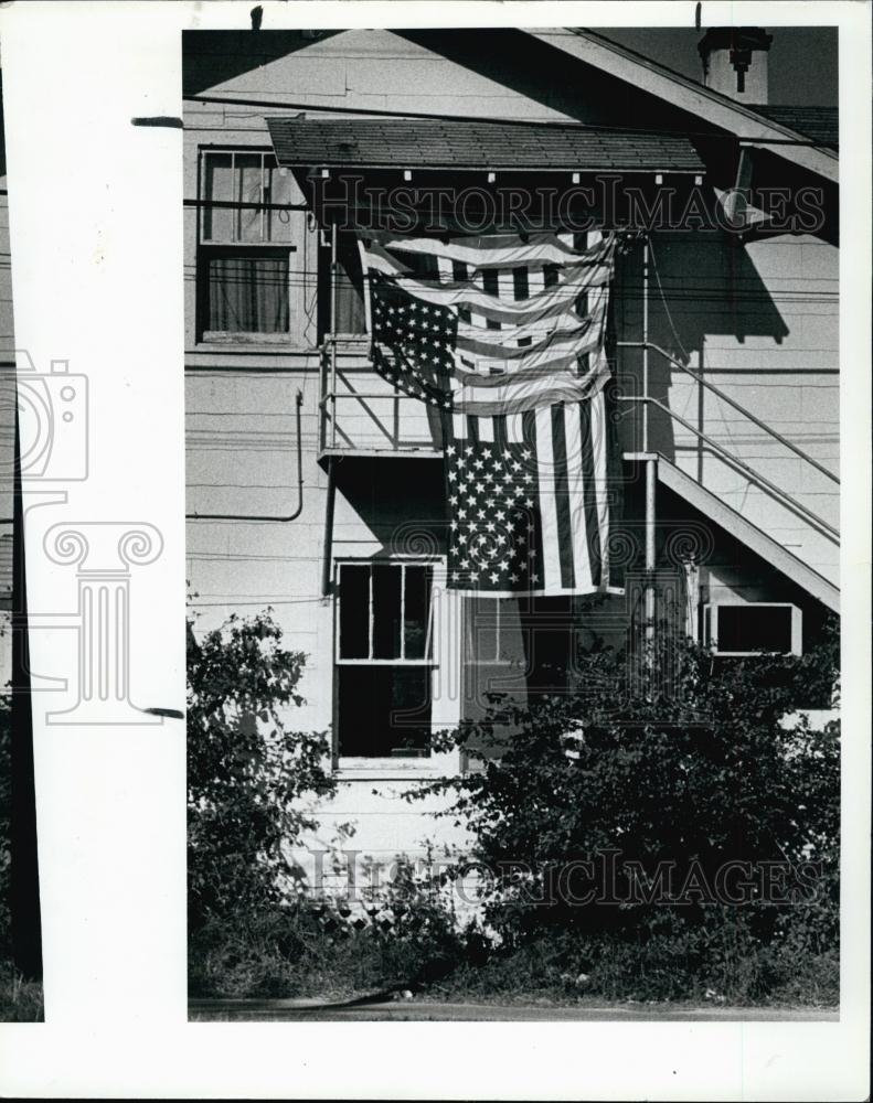 1980 Press Photo Flags In Front Of Vincent Canney&#39;s House Opposes City Move - Historic Images