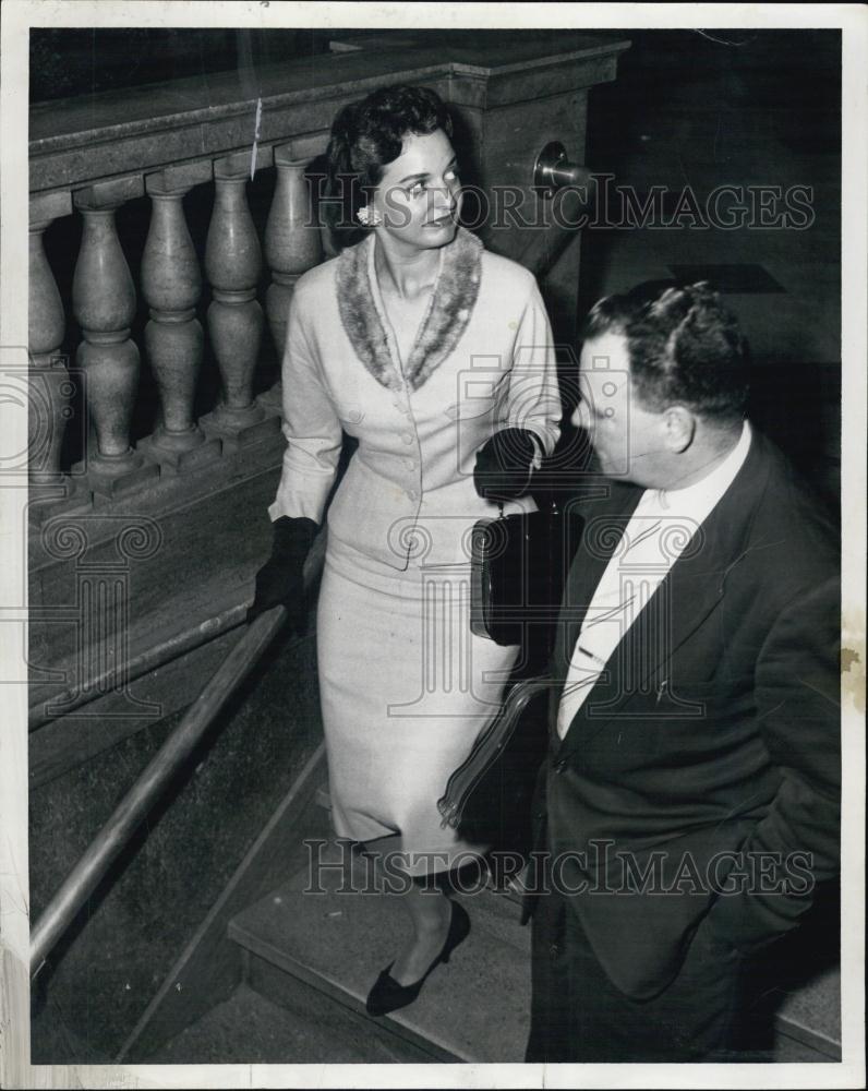 1957 Press Photo Edith E Locke leaving the court house - RSL03927 - Historic Images