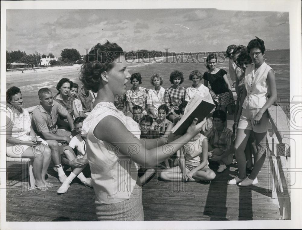 1962 Press Photo Carol Sackett Leads Devotional at 3 Day Music Workshop - Historic Images