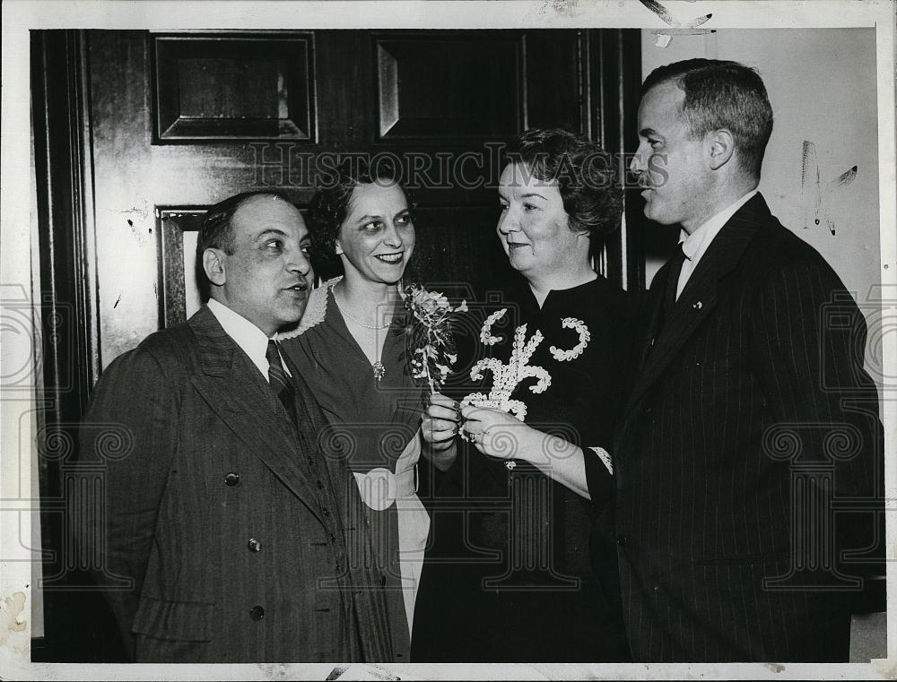 1940 Press Photo Author F Van Wyck Mason of "Stars of the Sea" - RSL90323 - Historic Images
