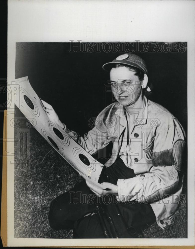 1947 Press Photo Mrs Adelaide McCord National Women&#39;s Rifles Champion - Historic Images