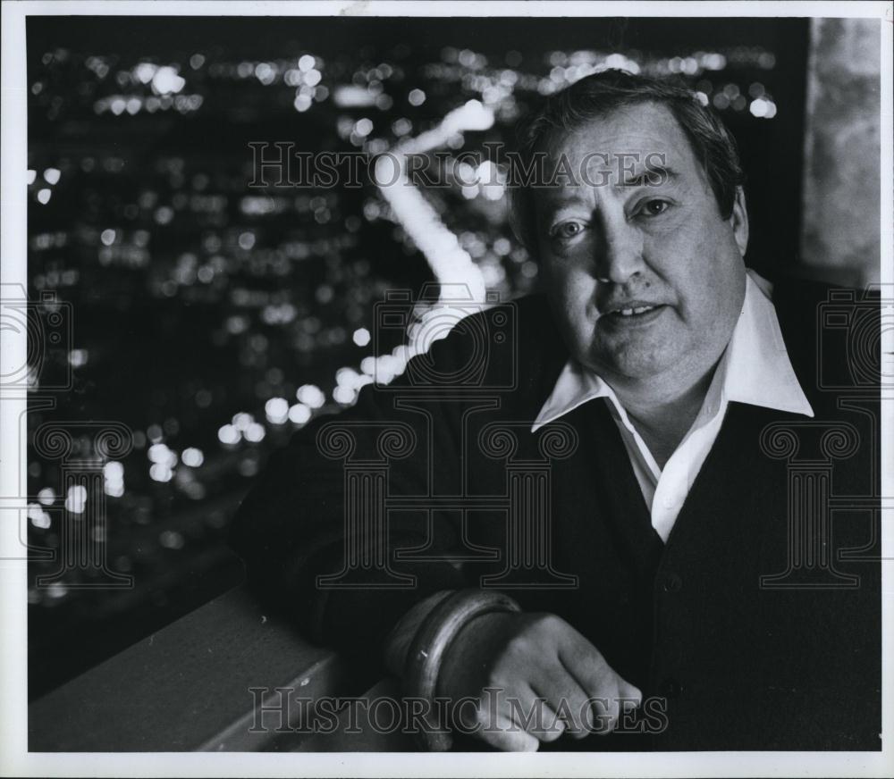 1990 Press Photo Raymond McCarthy on the balcony of his Boston apartment - Historic Images