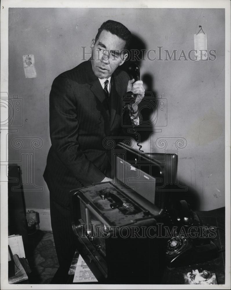 1960 Press Photo Deputy Superintendent John J Slattery Gambling Raid Betting - Historic Images