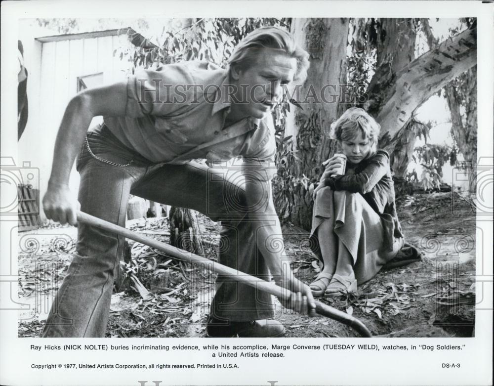 1977 Press Photo Nick Nolte Tuesday Weld in &quot;Dog Soldiers&quot; - RSL00821 - Historic Images