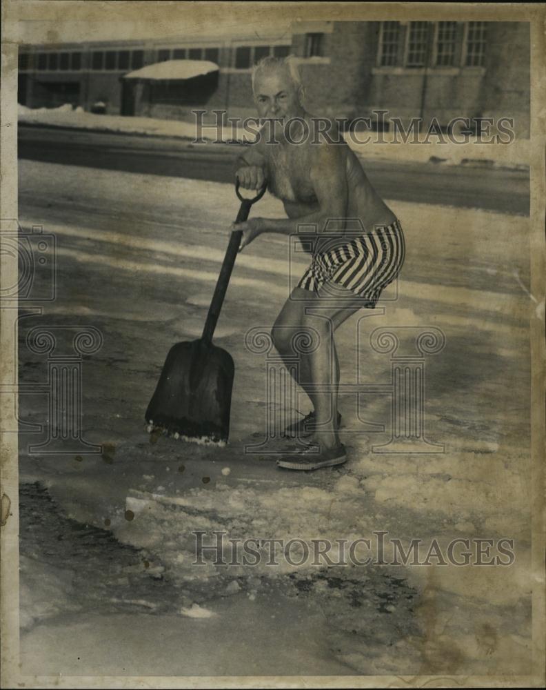 1961 Press Photo Bill Caruso Shovels Ice So He Can Get To Water In L St Baths - Historic Images