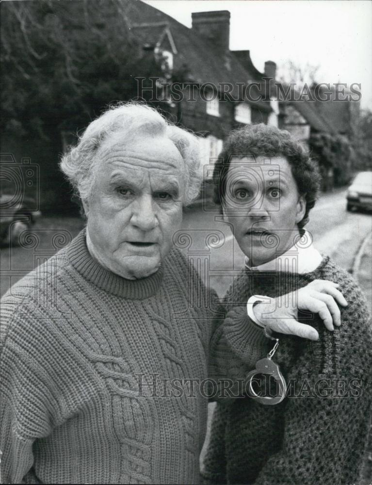 Press Photo Actor Jack Walden and another in a film scene - RSL04071 - Historic Images