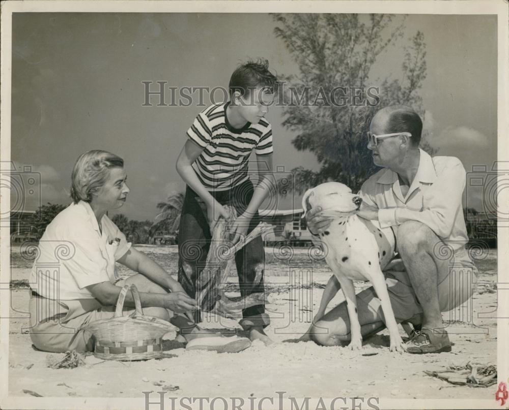 1956 Press Photo Mr and Mrs Robert Monteith, son Richard - RSL70129 - Historic Images