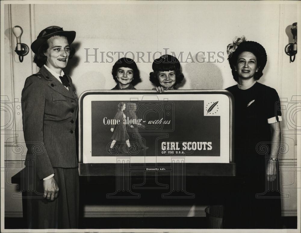 1950 Press Photo Mrs Gordon M Morrison Brownie Scount Joanne Mcdonald Janice - Historic Images