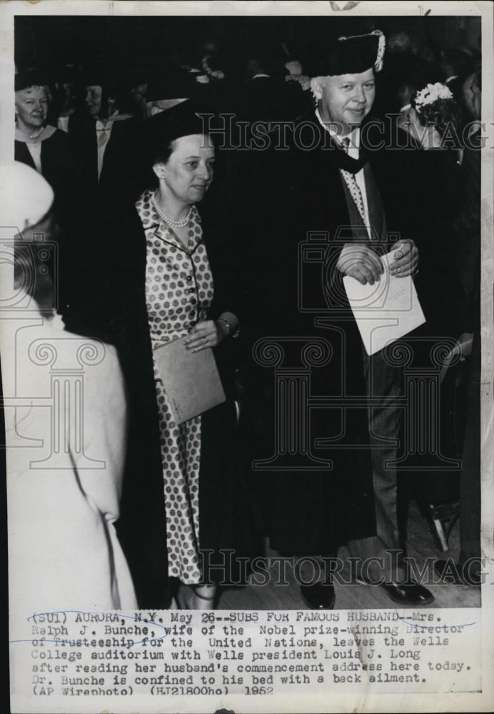 1952 Press Photo Mrs Ralph J Bunche Reads Husband&#39;s Commencement Address - Historic Images