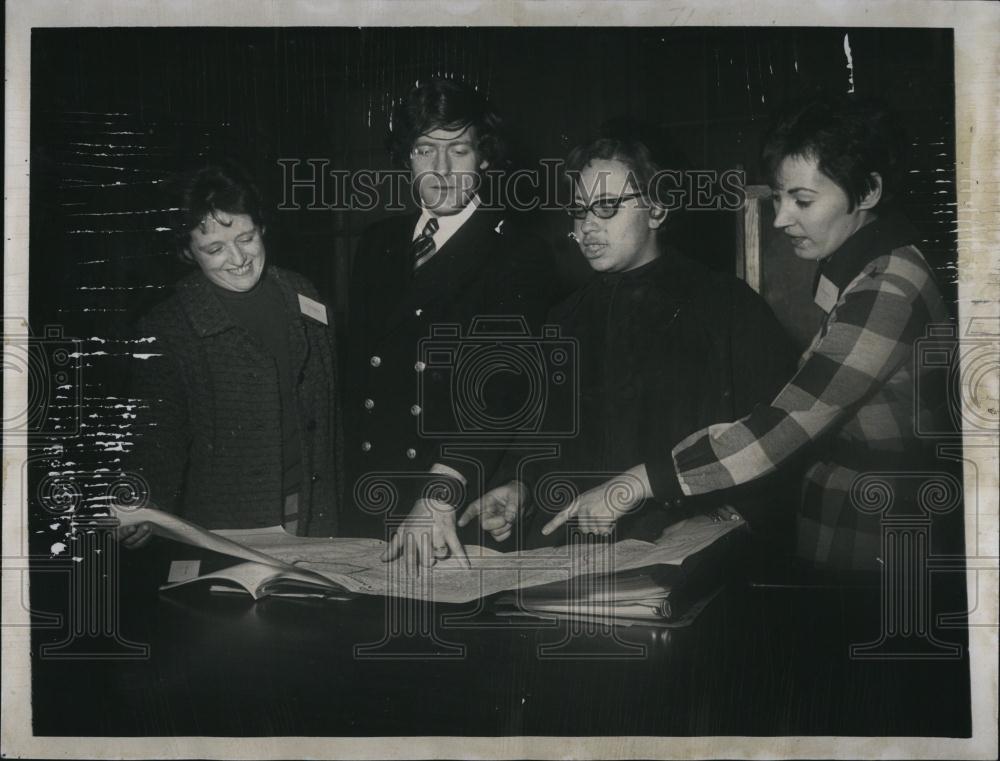 1968 Press Photo Cambridge City Demonstration Members Plan Event - RSL88103 - Historic Images