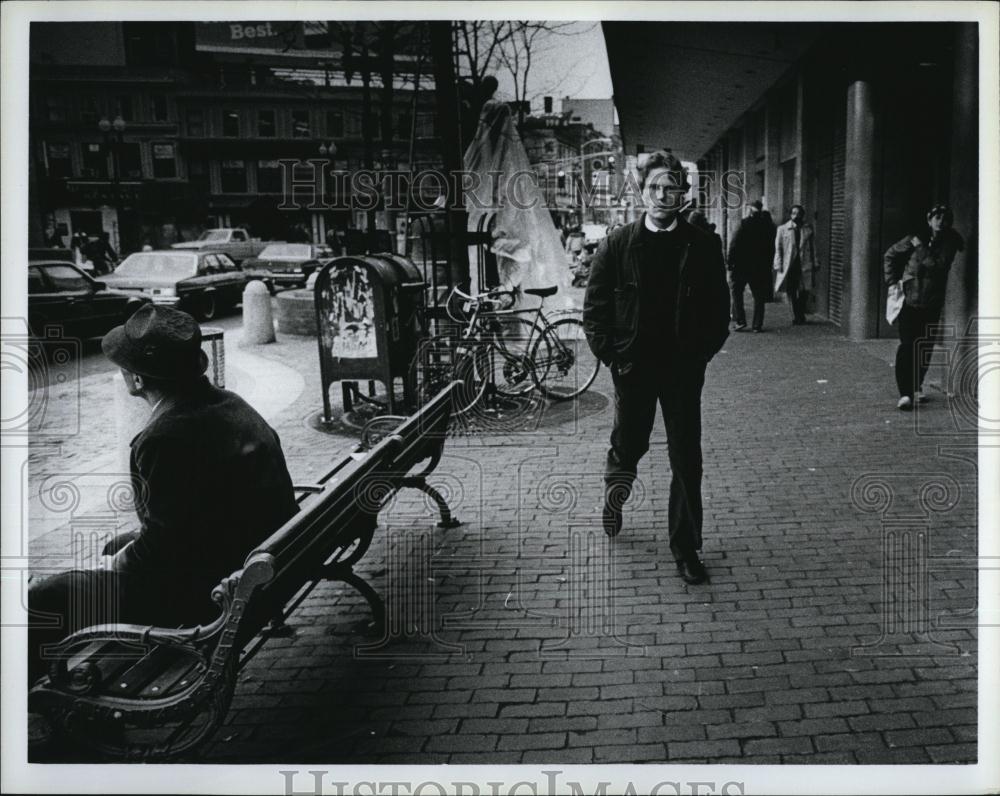 1984 Press Photo Actor John Savage on movie set Celebrity - RSL87901 - Historic Images