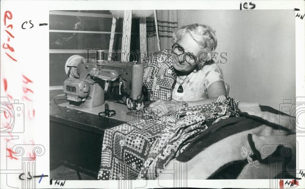 1981 Press Photo Ruth Osborne, costume maker with her 35 old sewing machine - Historic Images