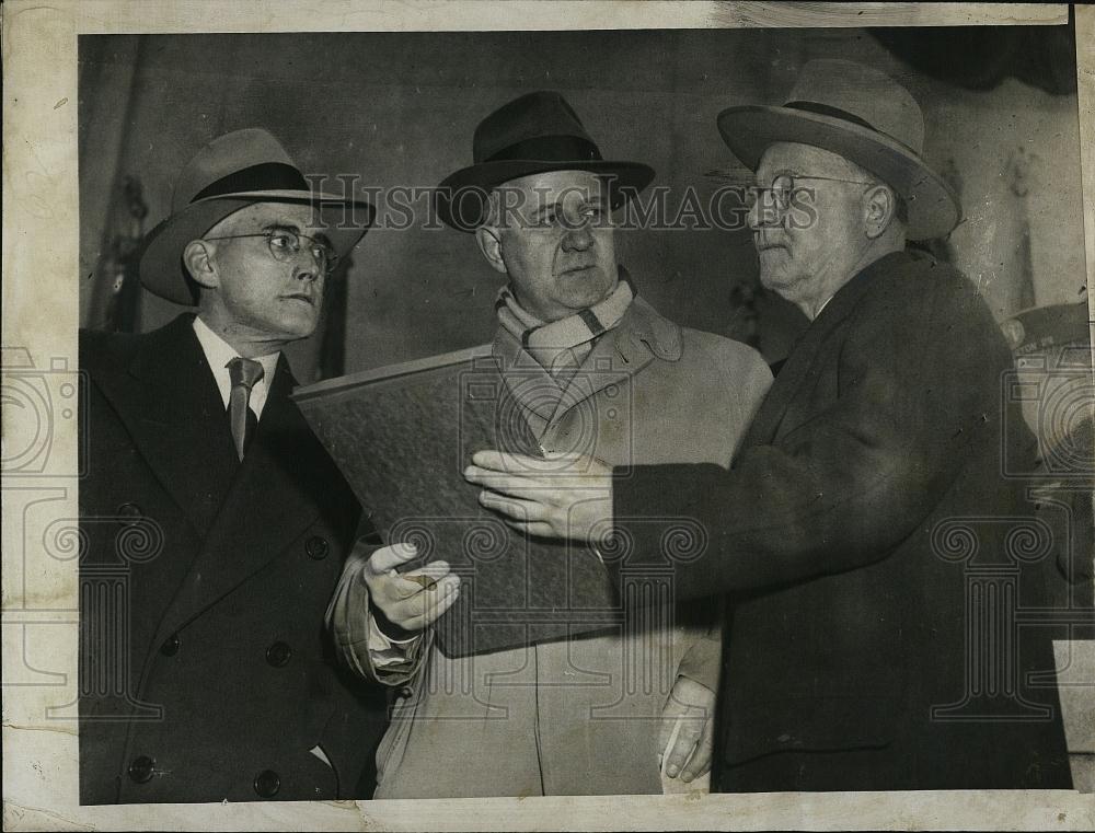 1951 Press Photo Mayor John Hynes With Conrad Worth, US Dept Of Interior - Historic Images