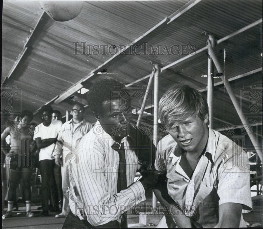 1970 Press Photo Calvin Lockhart and Jeff Bridges in &quot;Halls of Anger&quot; - Historic Images