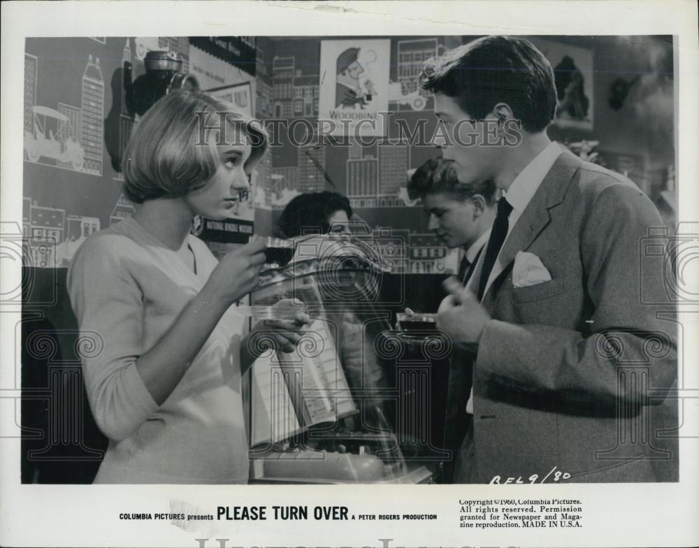 1960 Press Photo Julia Lockwood &amp; Ted Seely Star In &quot;Please Turn Over&quot; - Historic Images