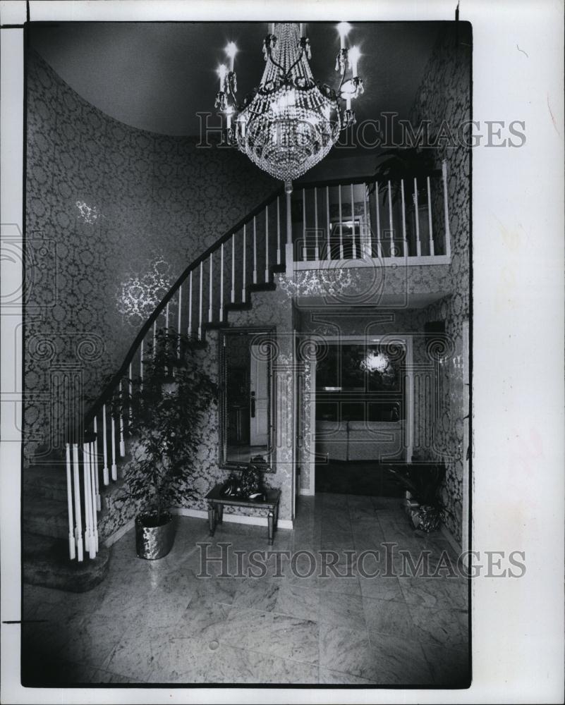 1979 Press Photo Gold &amp; White Wallpaper &amp; blue Carpeting In Foyer - RSL93541 - Historic Images