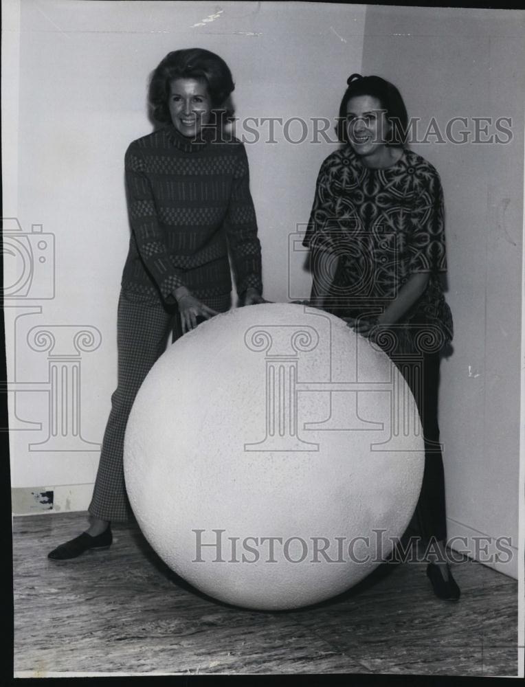 Press Photo Mrs Alexander Welch and Mrs Laurence Welch preparing for benefit - Historic Images