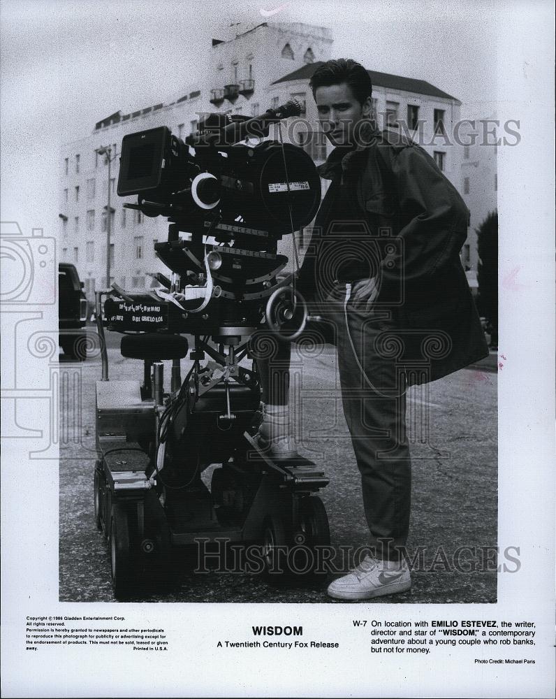 1986 Press Photo Emilio Esteves writer, director &amp; star of &quot;Wisdom&quot; - RSL81321 - Historic Images