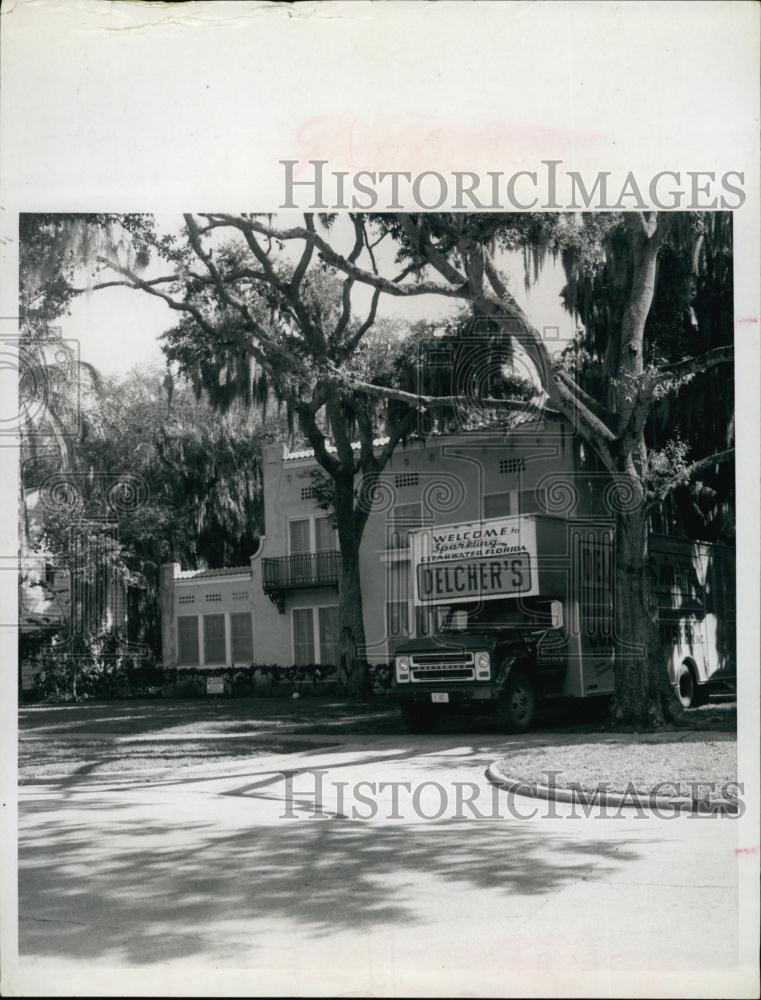 1967 Press Photo Moving van in front of the home of Dick Davis - RSL64655 - Historic Images