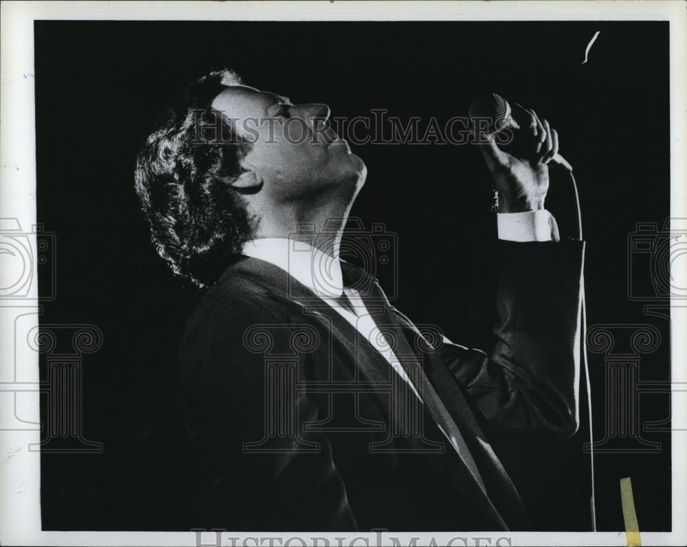 1991 Press Photo Singer Julio Iglasias Performs - RSL86759 - Historic Images