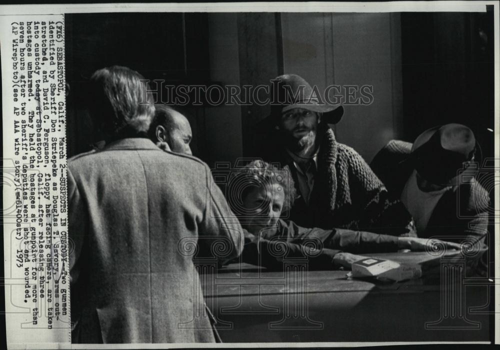 1973 Press Photo Douglas Savory &amp; David Ferguson Held Hostages 7 Hours - Historic Images