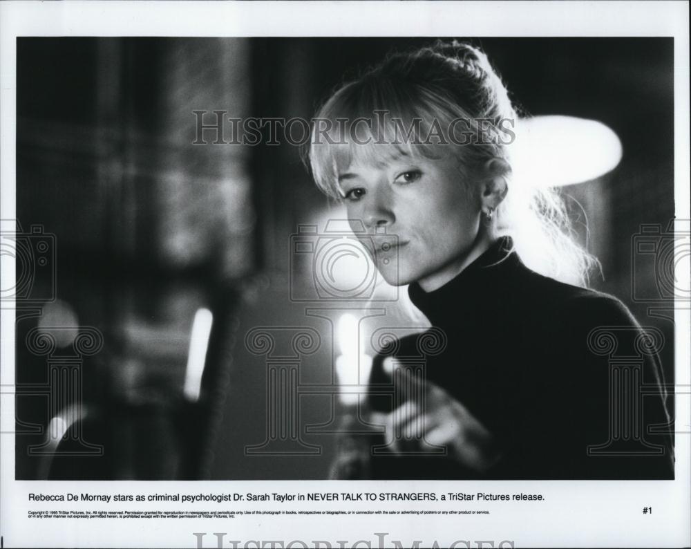 1995 Press Photo Rebecca DeMornay as DrSarah Taylor in"Never Talk to Strangers" - Historic Images