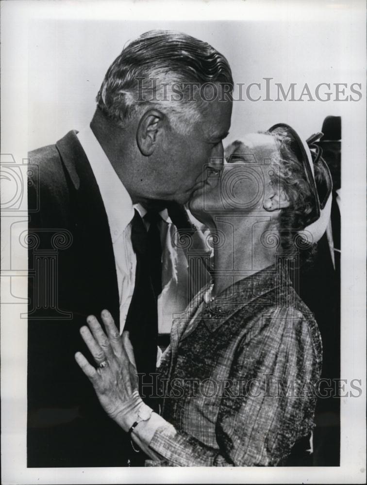 1957 Press Photo James PRichard, Special middle ease envoy greeted by his wife - Historic Images
