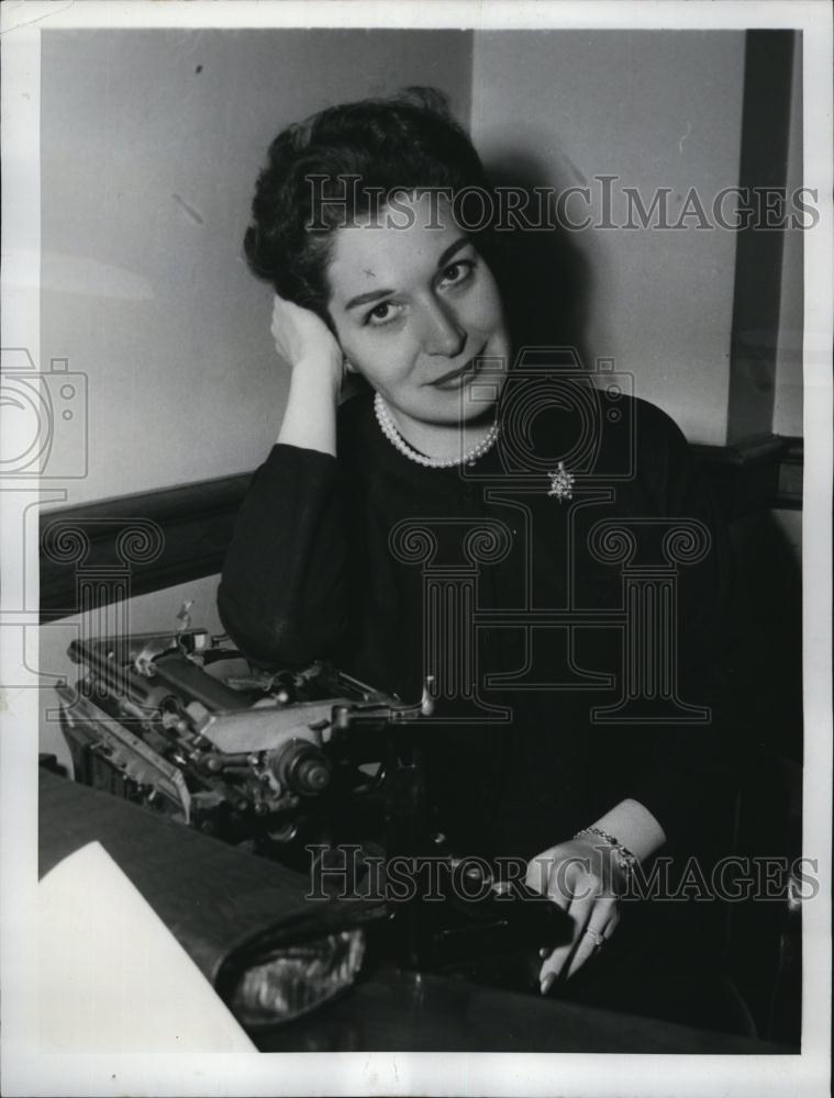 1957 Press Photo Marie Torre Tv Columnist for New York Herald Tribune - Historic Images