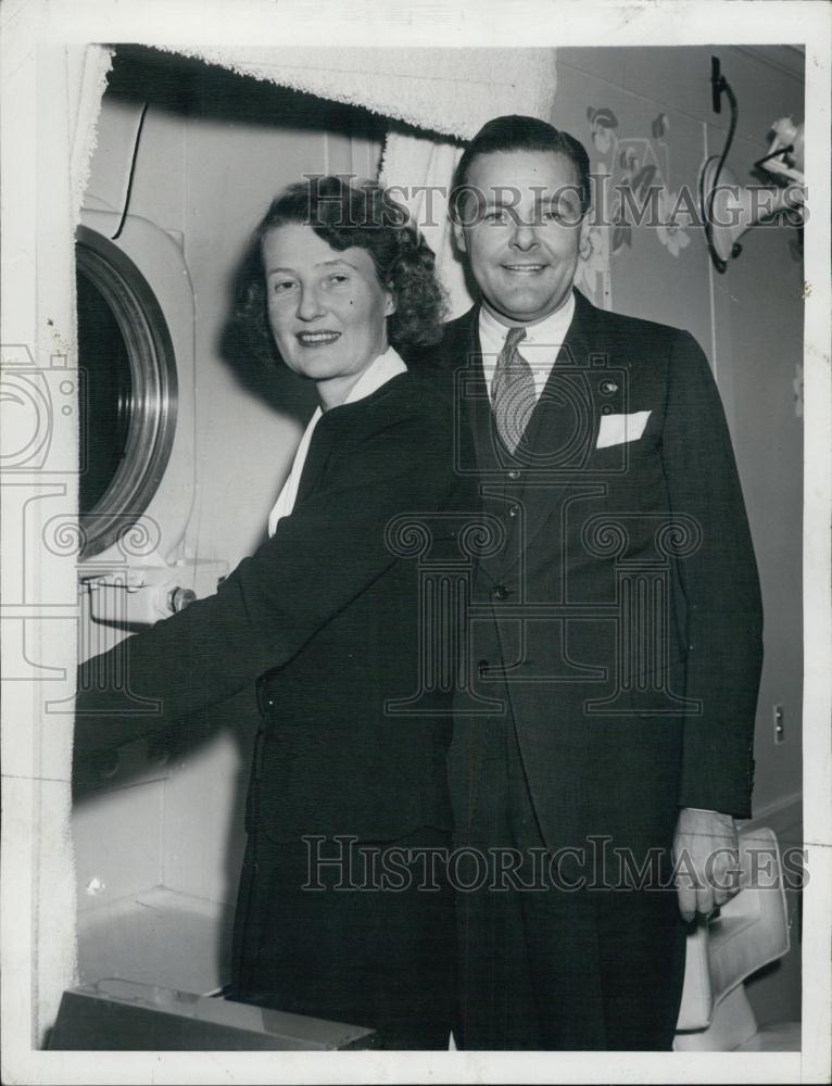 1946 Press Photo MA US Senator Elect Henry Cabot Lodge And Wife On SS America - Historic Images