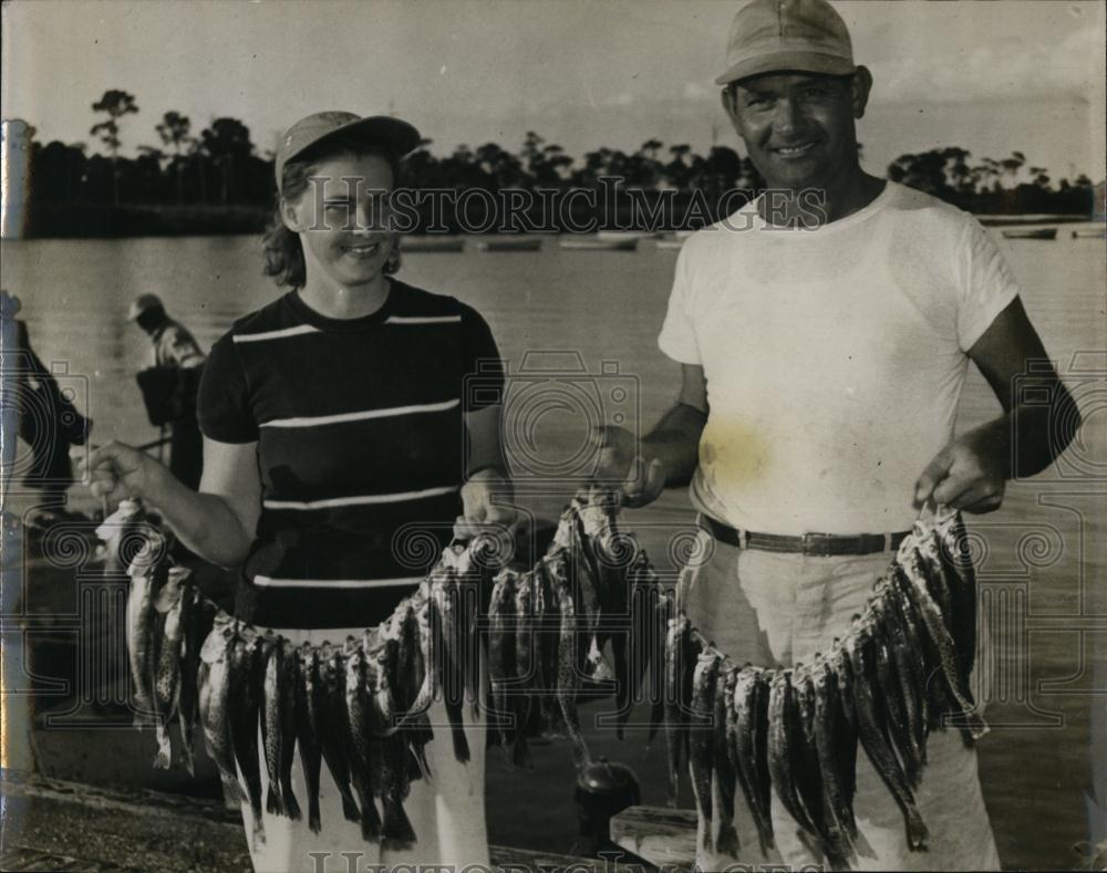 1950 Press Photo Mr And Mrs W H Thomas, Trout Fishing, Tampa Bay - RSL97347 - Historic Images