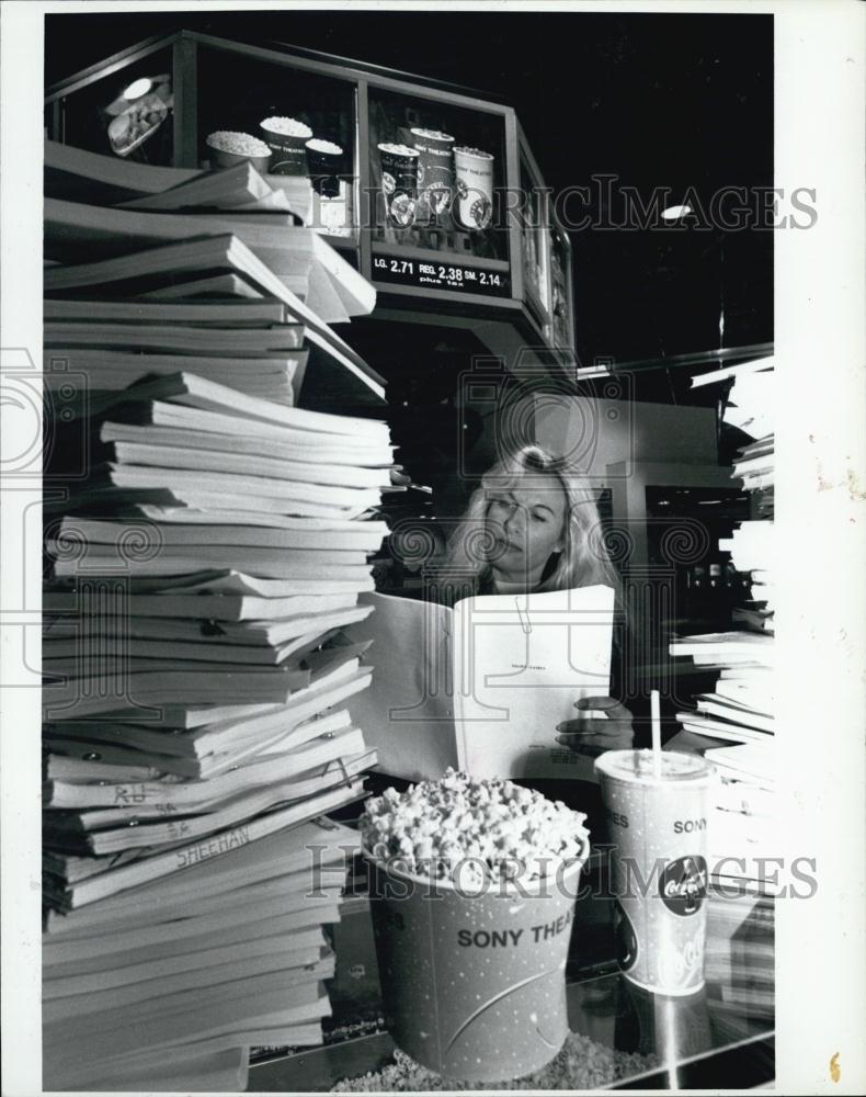 1995 Press Photo Robin Dawson mass film office looks at screen play - RSL02453 - Historic Images